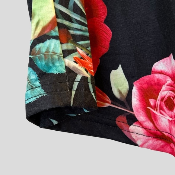 Women’s Top 2X Black Red Floral Short Sleeves - Picture 5 of 13
